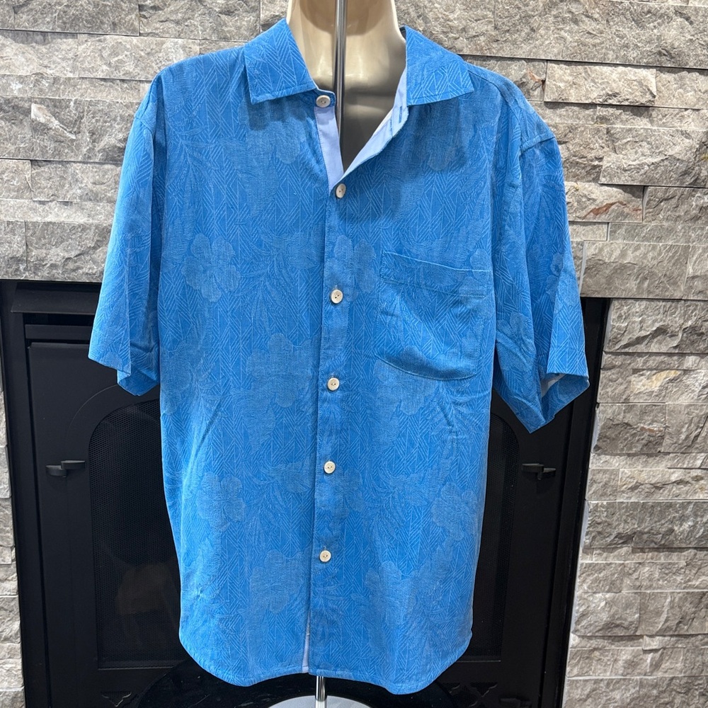 Tommy Bahama Hibiscus Jungle
Short Sleeve Silk Jacquard
Button-Up Shirt